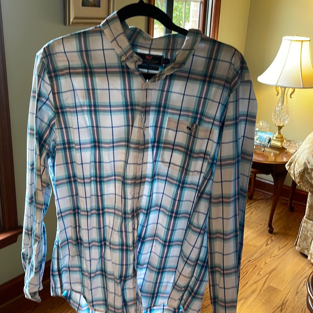 Vineyard Vines button down shirt. Blue pink and white. Size L